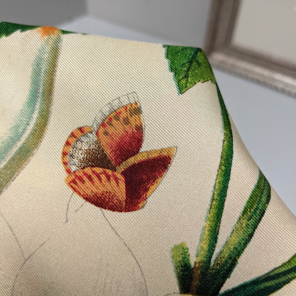 Gucci Silk Scarf Yellow Background ,Roses, Butterflies and Peach design. - Picture 3 of 8